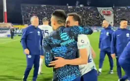 爱游戏移动官网-比赛结束后，恰尔汉奥卢将队长袖标戴在了劳塔罗手臂上